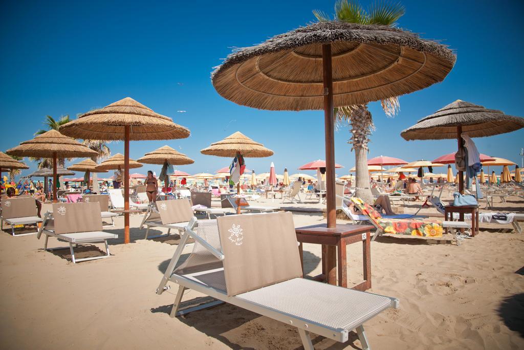 Hotel Aurea Римини Екстериор снимка