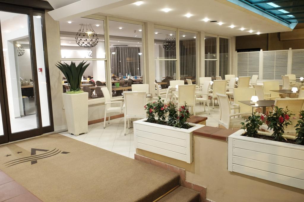 Hotel Aurea Римини Екстериор снимка