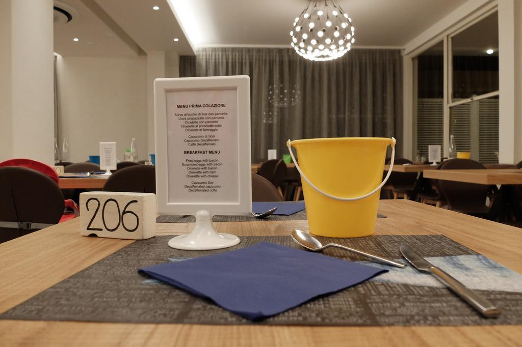 Hotel Aurea Римини Екстериор снимка