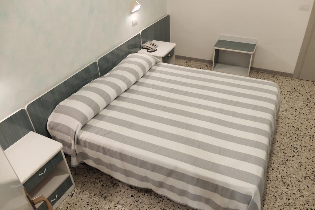 Hotel Aurea Римини Екстериор снимка