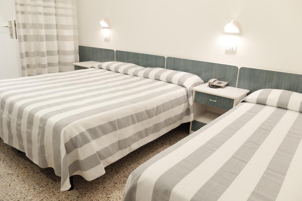 Hotel Aurea Римини Екстериор снимка