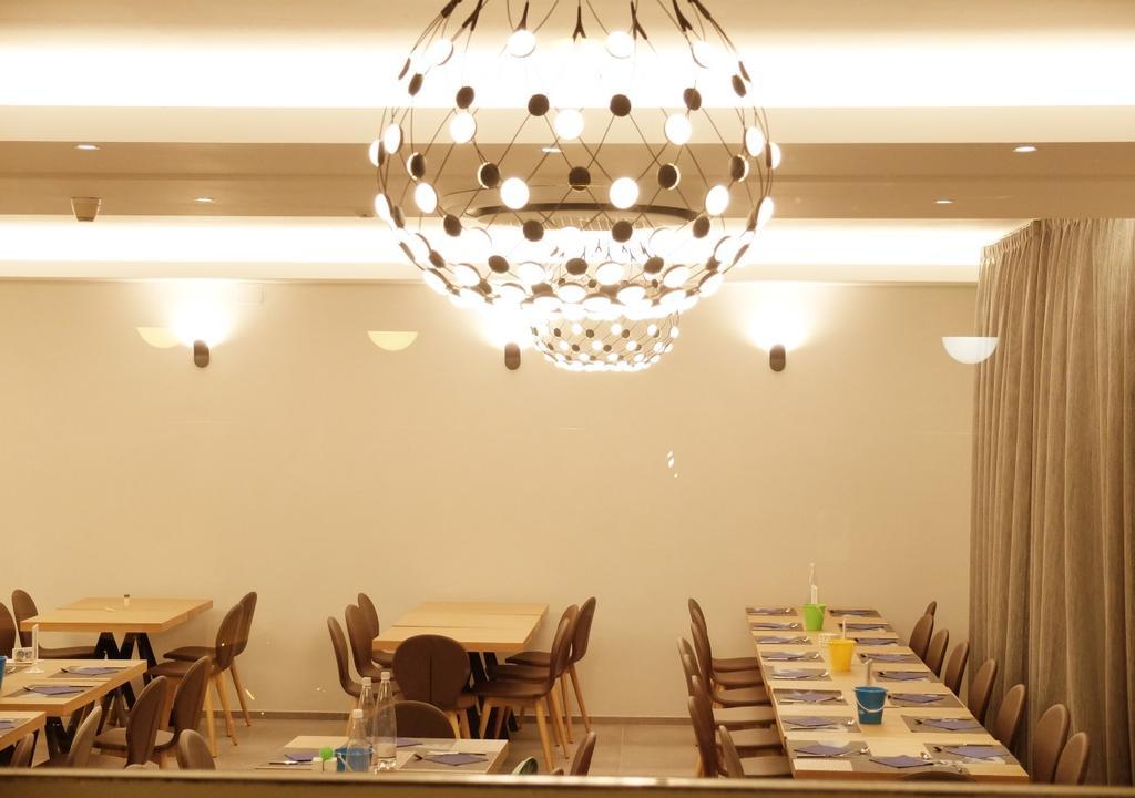 Hotel Aurea Римини Екстериор снимка
